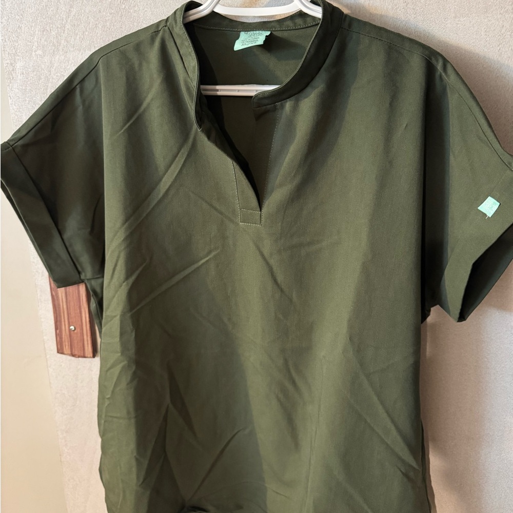 Relaxed V-Neck Short Sleeve Top — Olive Green